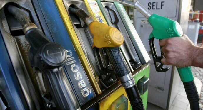 Caro carburanti, stipendi e costo della vita, tutti in piazza a Cagliari: “Basta pagare due volte la crisi”