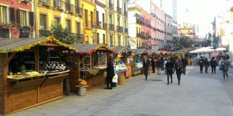 Cagliari, da zona rossa a superstar del Natale con la pista di pattinaggio e i mercatini in piazza del Carmine