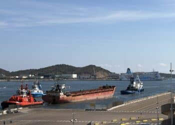 Olbia, dopo quasi 7 anni di abbandono e una lunga vicenda giudiziaria la nave Lira lascia il porto