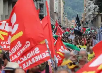 Caro vita e riarmo, la Sardegna in piazza dice no alla guerra e chiede salari più alti