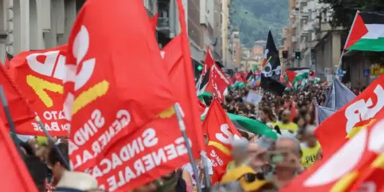 Caro vita e riarmo, la Sardegna in piazza dice no alla guerra e chiede salari più alti