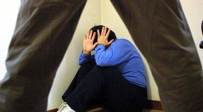 Ancora atti di bullismo nel cagliaritano, calci e pugni a un ragazzino che tornava da scuola a casa