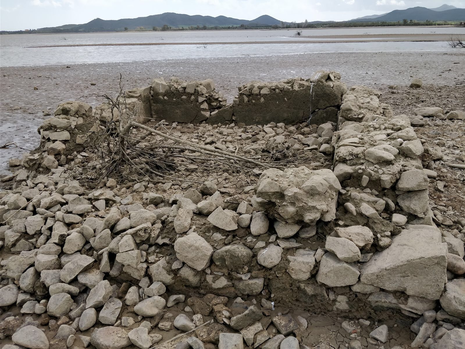 Cixerri, nella diga in secca riaffiora una città romana? Casteddu On line