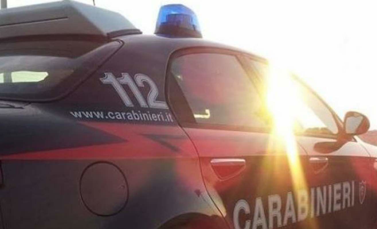 Con i fari spenti dell'auto gira nella notte, all'alt non si ferma senza patente, nei guai Con i fari spenti dell'auto gira nella notte, all'alt non si ferma senza patente, nei guai