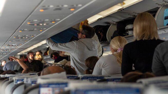 Viaggi in aereo, nuova stretta: vietato mettere i bagagli nelle cappelliere  - Casteddu On line