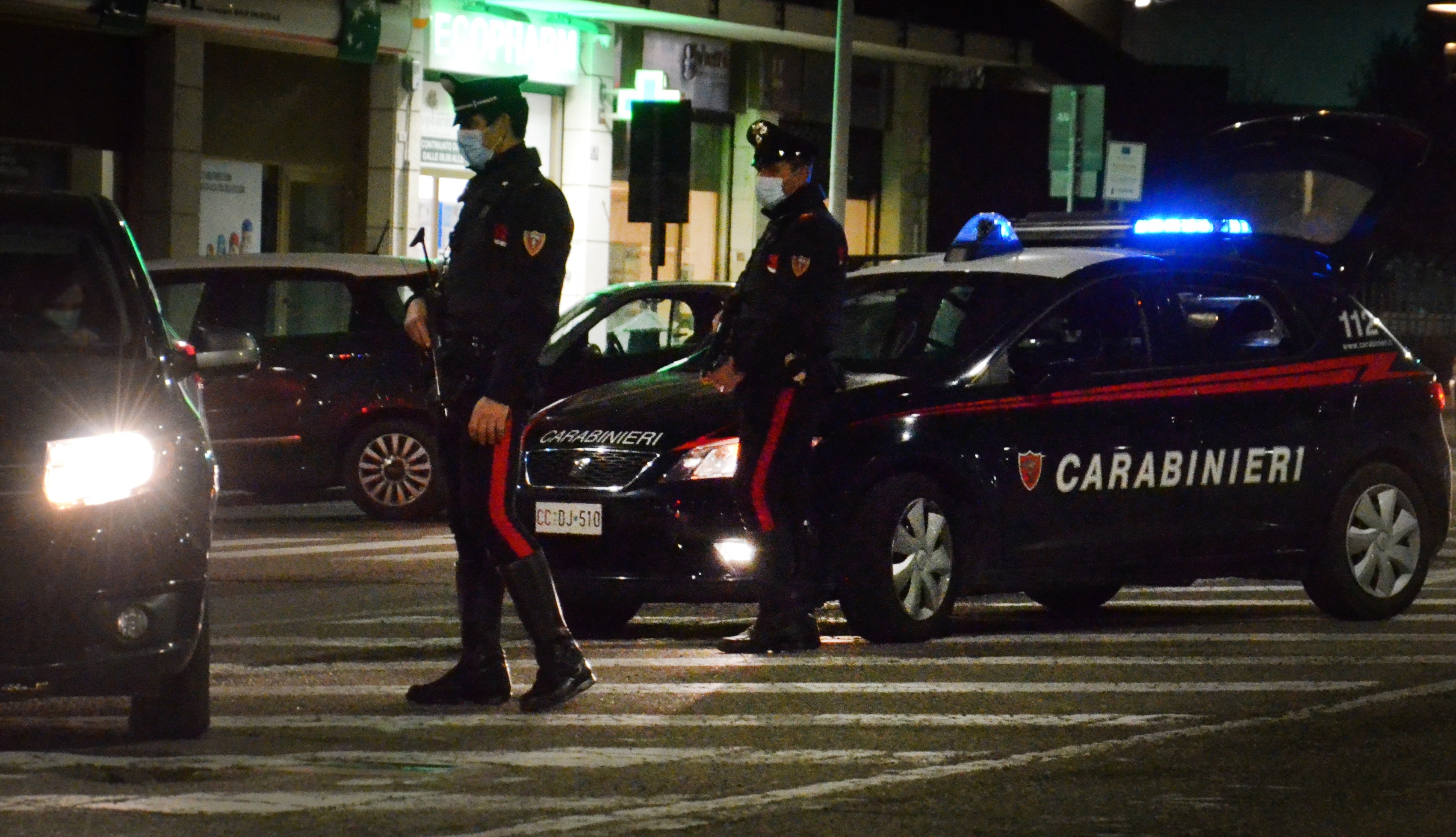 In Auto Con Una Mazza Ferrata Una Mazza Da Baseball Una Roncola E Una 