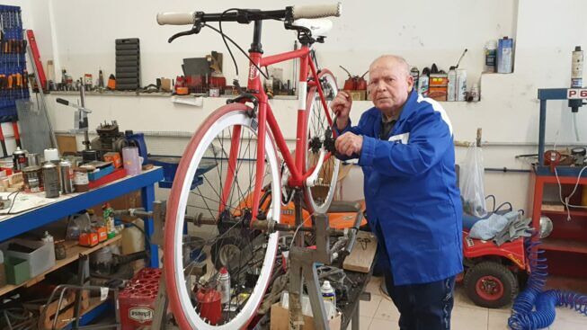 A 87 anni torna a lavoro, il nonnino che aggiusta le bici a Radio Casteddu:  \