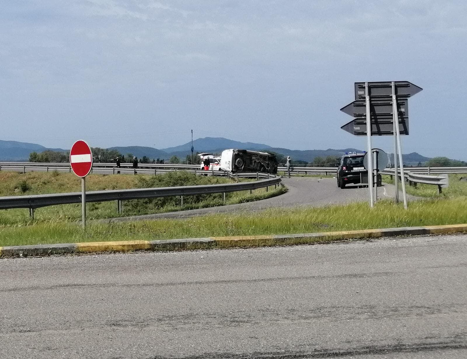 Assemini Brutto Incidente Sul Ponti Nou Furgone Si Ribalta E Si 