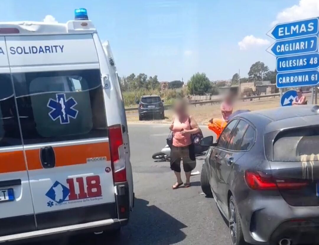 Brutto Incidente Sulla Ss 130 Auto Contro Moto Due Giovani Finiscono 