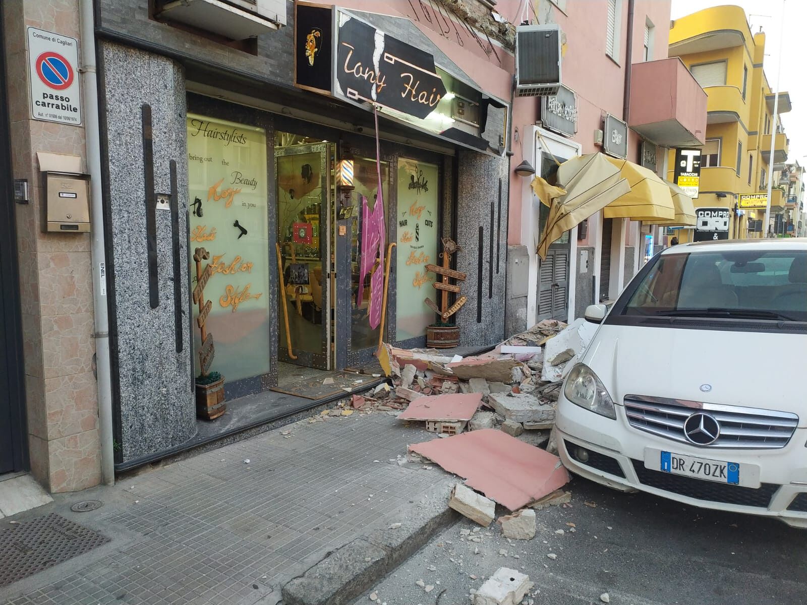 Choc A Pirri Un Balcone Crolla E Si Schianta In Via Riva Villasanta 